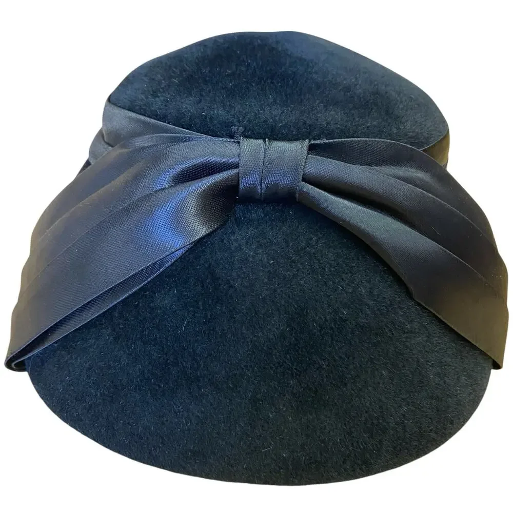 1950s Black Velour Hat w/ Satin Ribbon Bow – Vintage Cloche / Pillbox Style - Picture 7 of 9